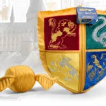 HARRY POTTER - Hogwarts's Blazon and Golden Snitch - Plush 36cm